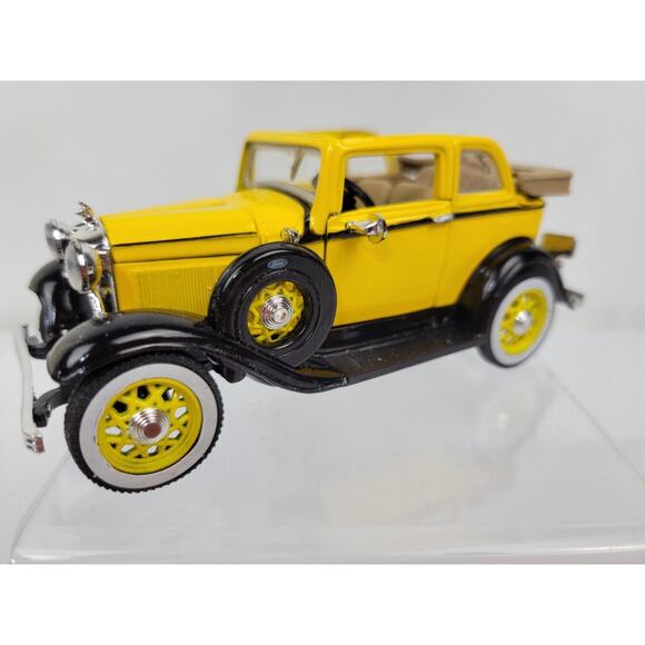 National Motor Museum Mint ARKO Ford 1932 Convertible Sedan Yellow Scale 1:32 - Picture 2 of 7